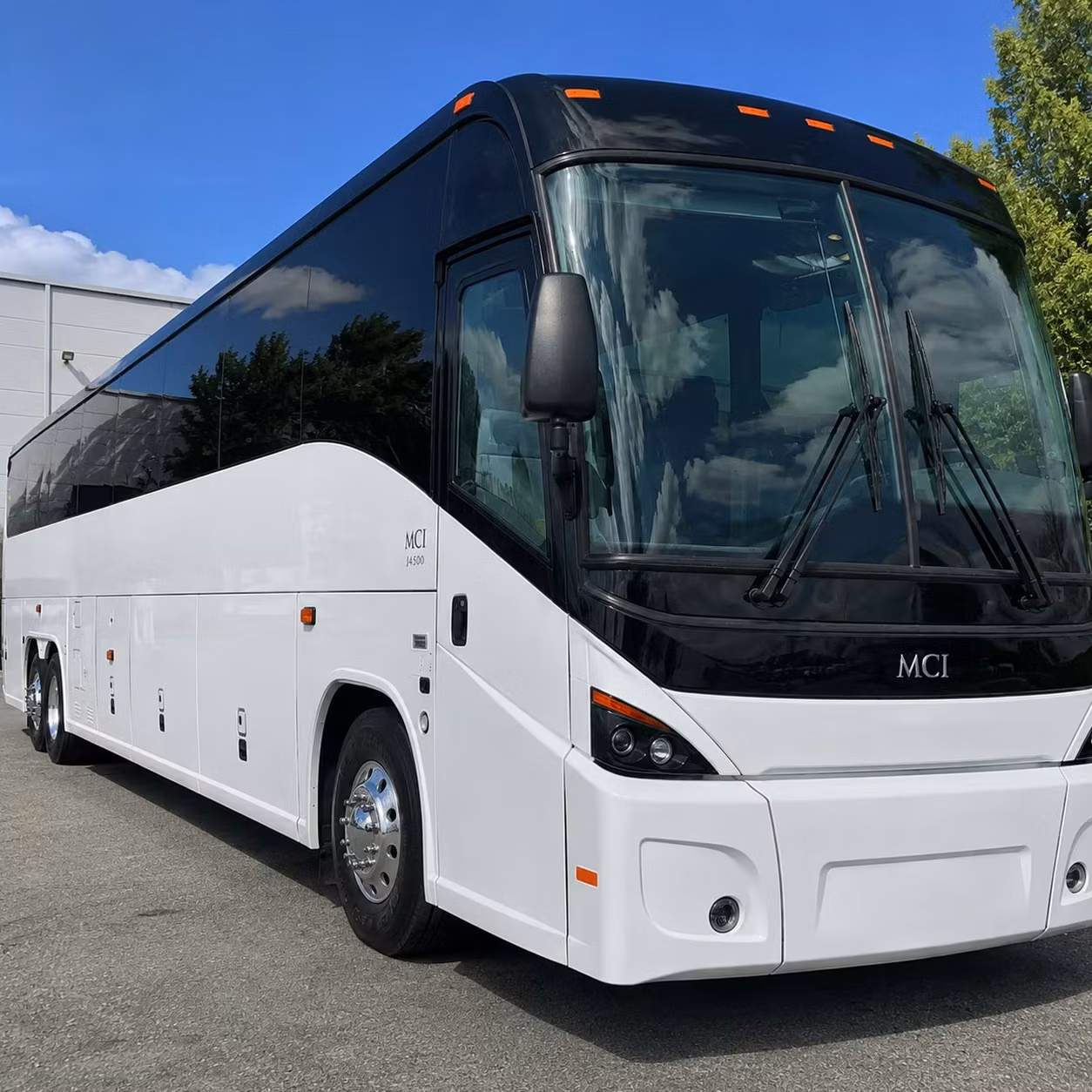 charterbusrentalbaytowntx com makes it possible to shuttle groups to hobby airport from baytown without the headache